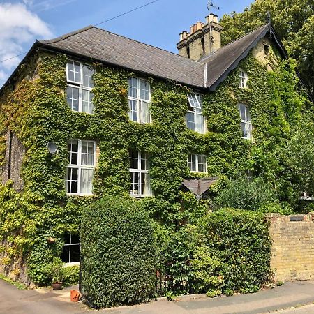 Pages Hotel And Guesthouse Harlow Exterior foto