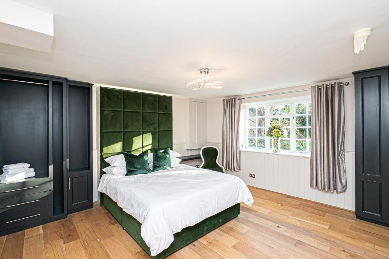 Pages Hotel And Guesthouse Harlow Exterior foto