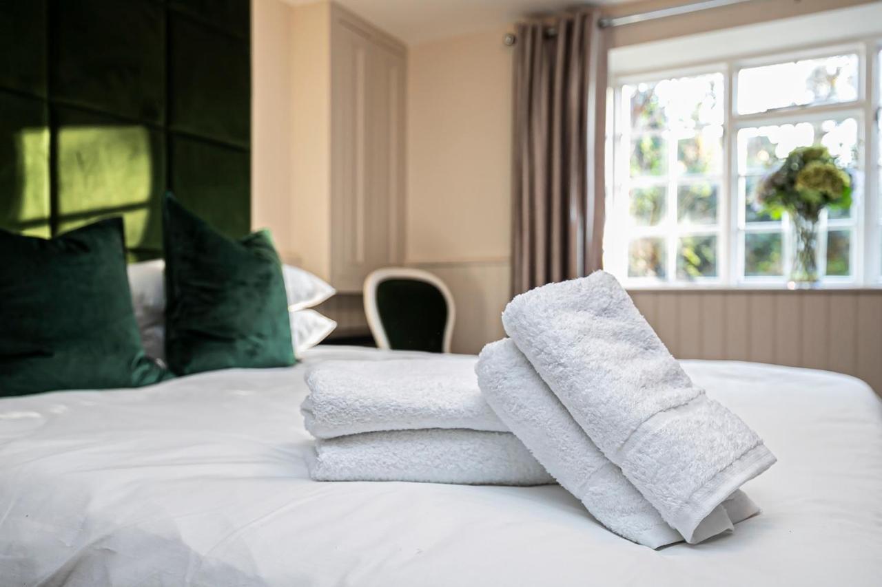 Pages Hotel And Guesthouse Harlow Exterior foto