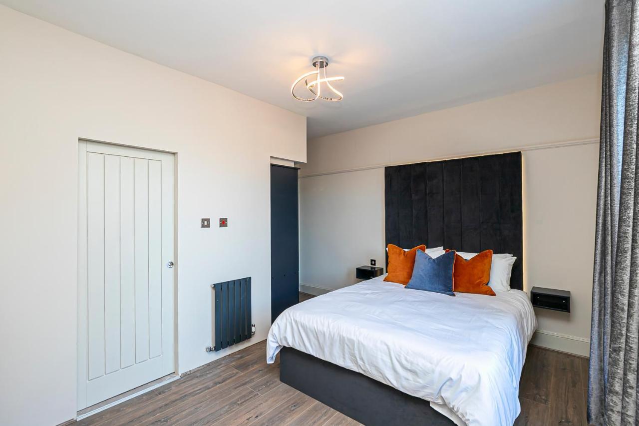 Pages Hotel And Guesthouse Harlow Exterior foto