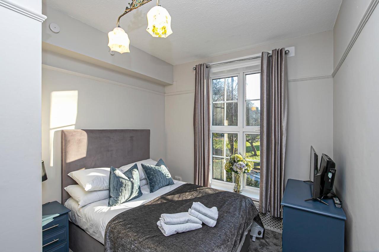 Pages Hotel And Guesthouse Harlow Exterior foto