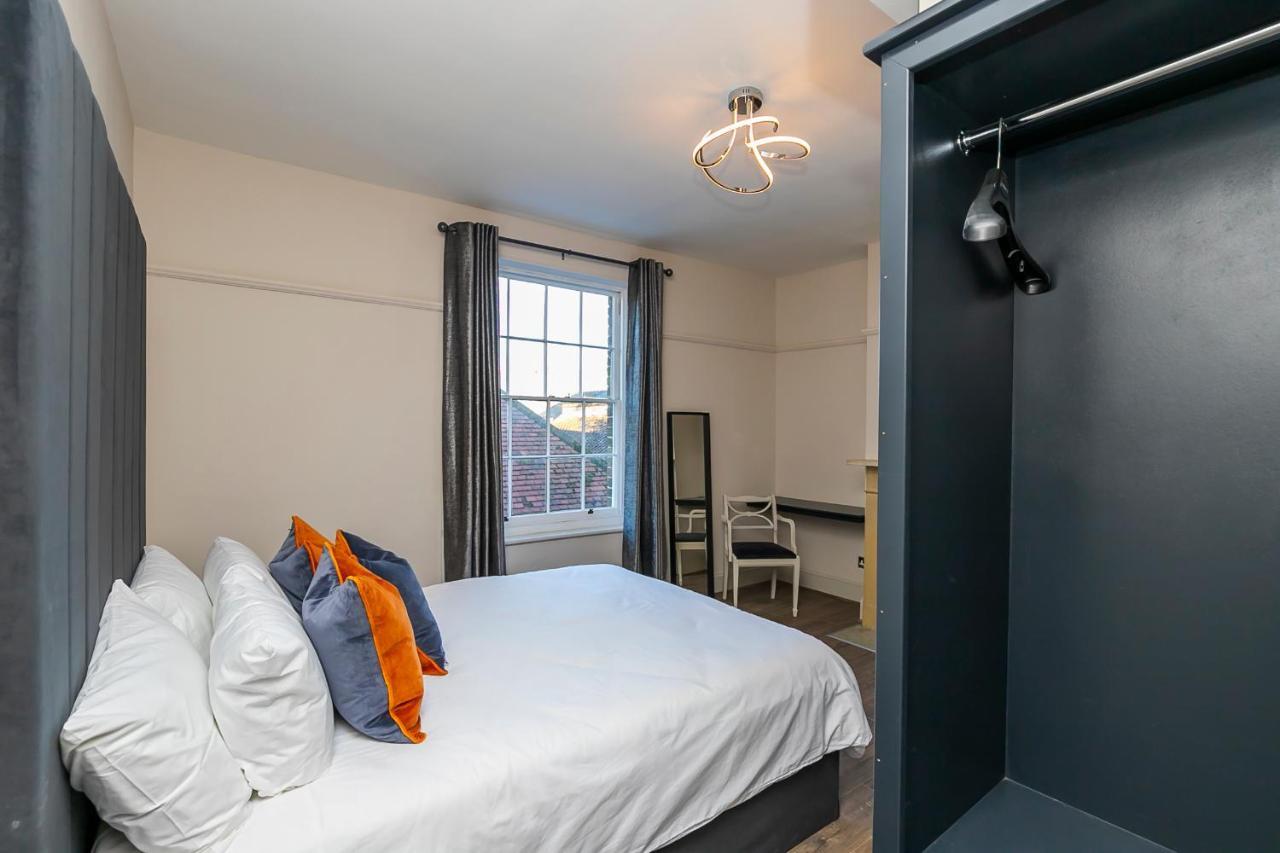 Pages Hotel And Guesthouse Harlow Exterior foto