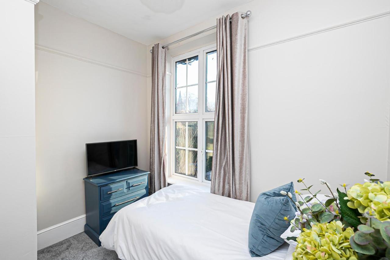 Pages Hotel And Guesthouse Harlow Exterior foto
