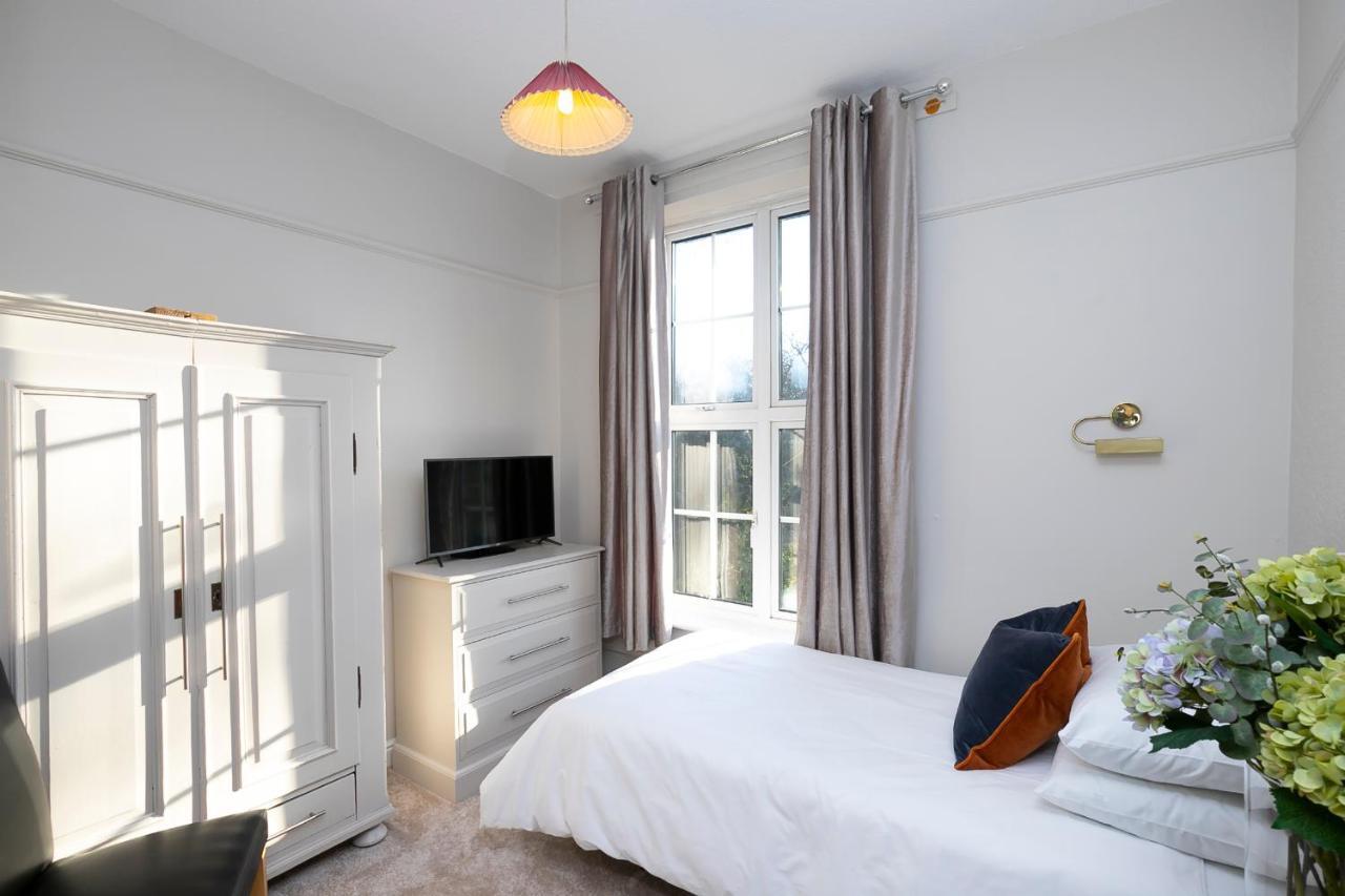 Pages Hotel And Guesthouse Harlow Exterior foto