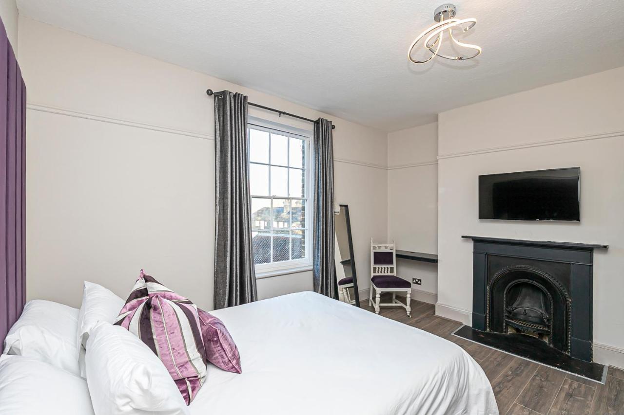 Pages Hotel And Guesthouse Harlow Exterior foto