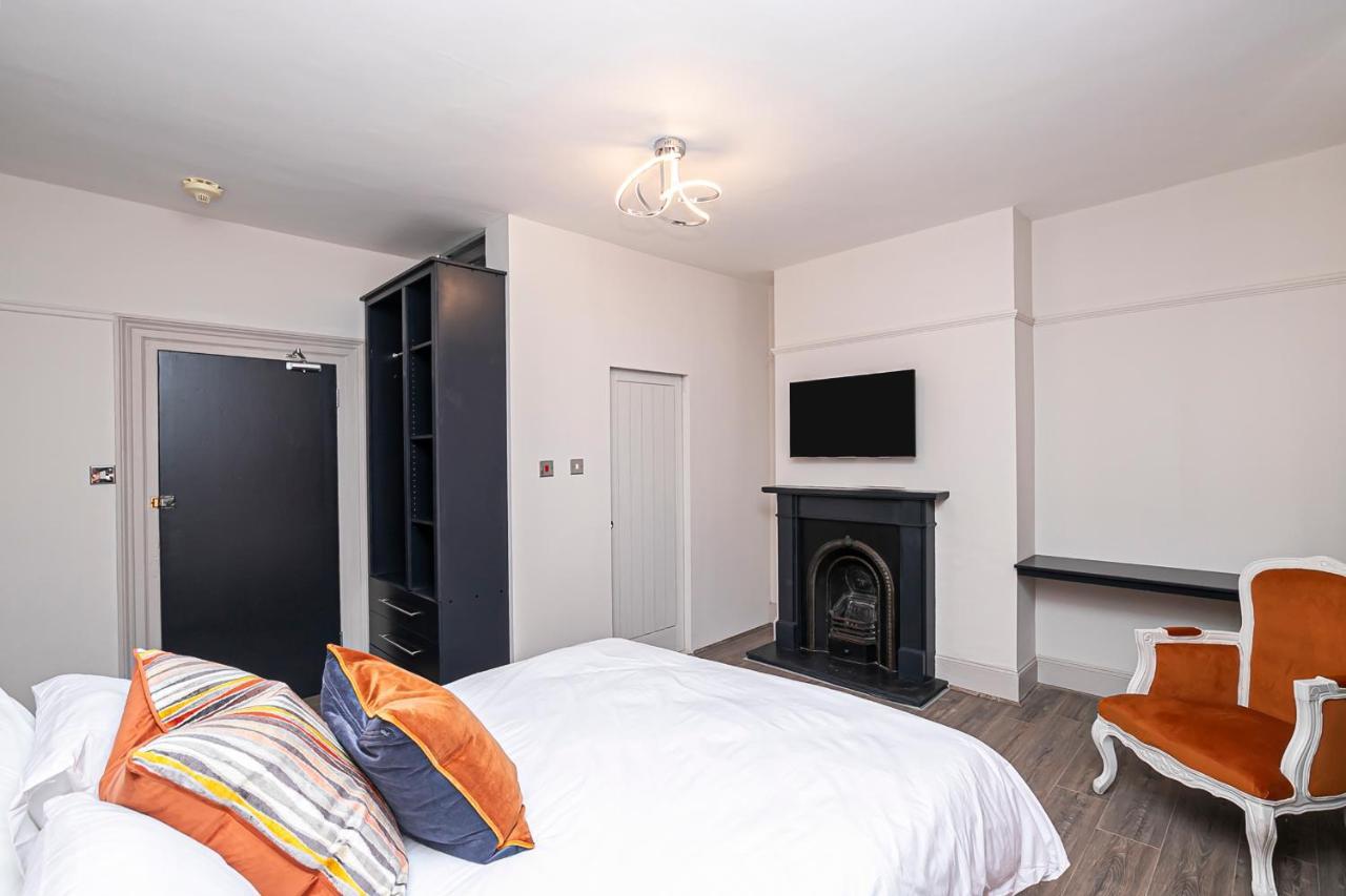 Pages Hotel And Guesthouse Harlow Exterior foto
