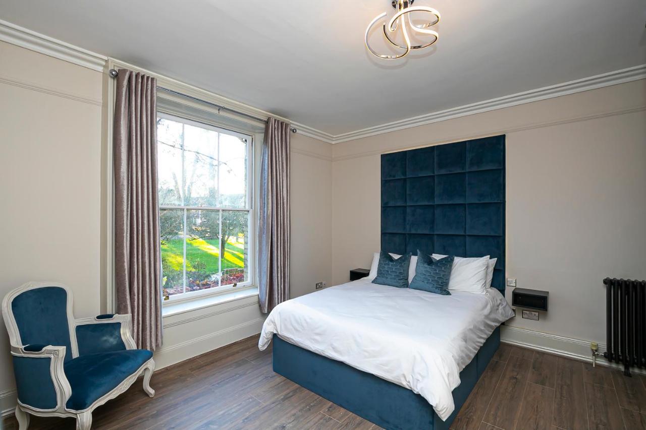 Pages Hotel And Guesthouse Harlow Exterior foto