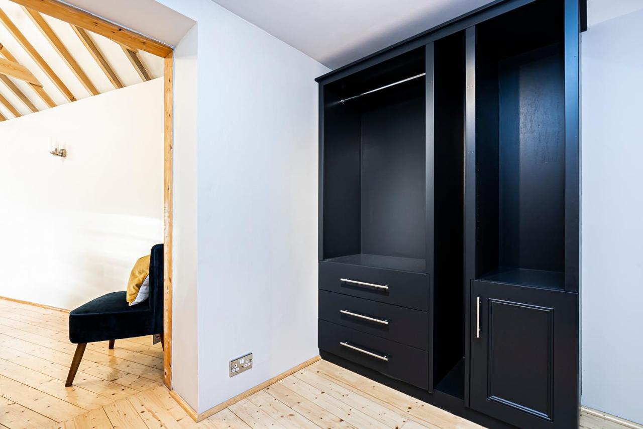 Pages Hotel And Guesthouse Harlow Exterior foto