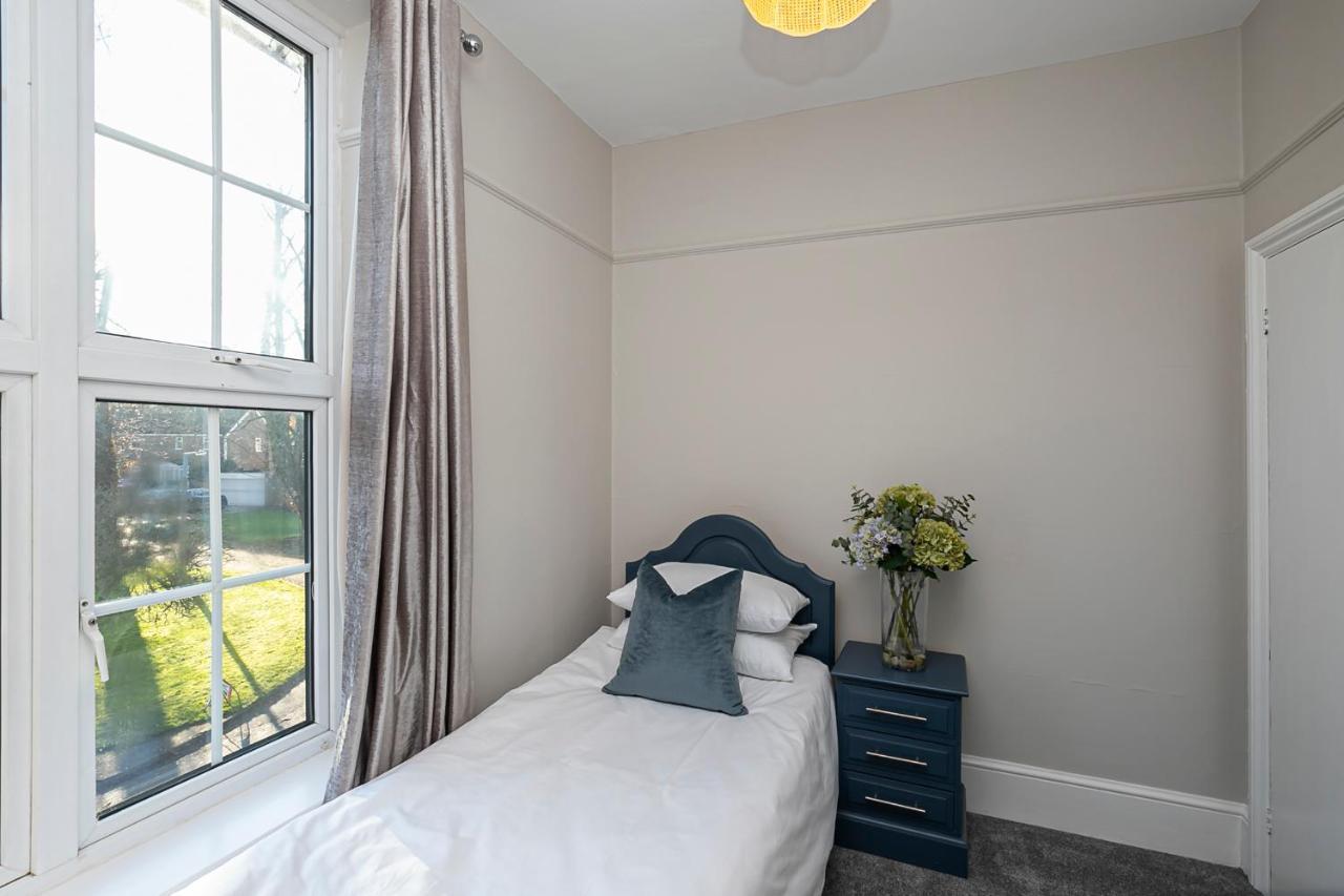 Pages Hotel And Guesthouse Harlow Exterior foto