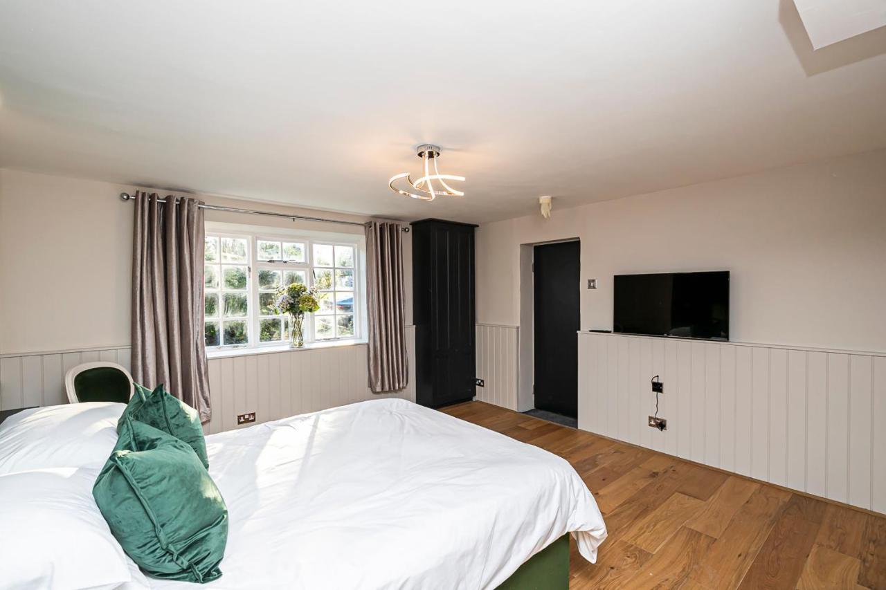 Pages Hotel And Guesthouse Harlow Exterior foto