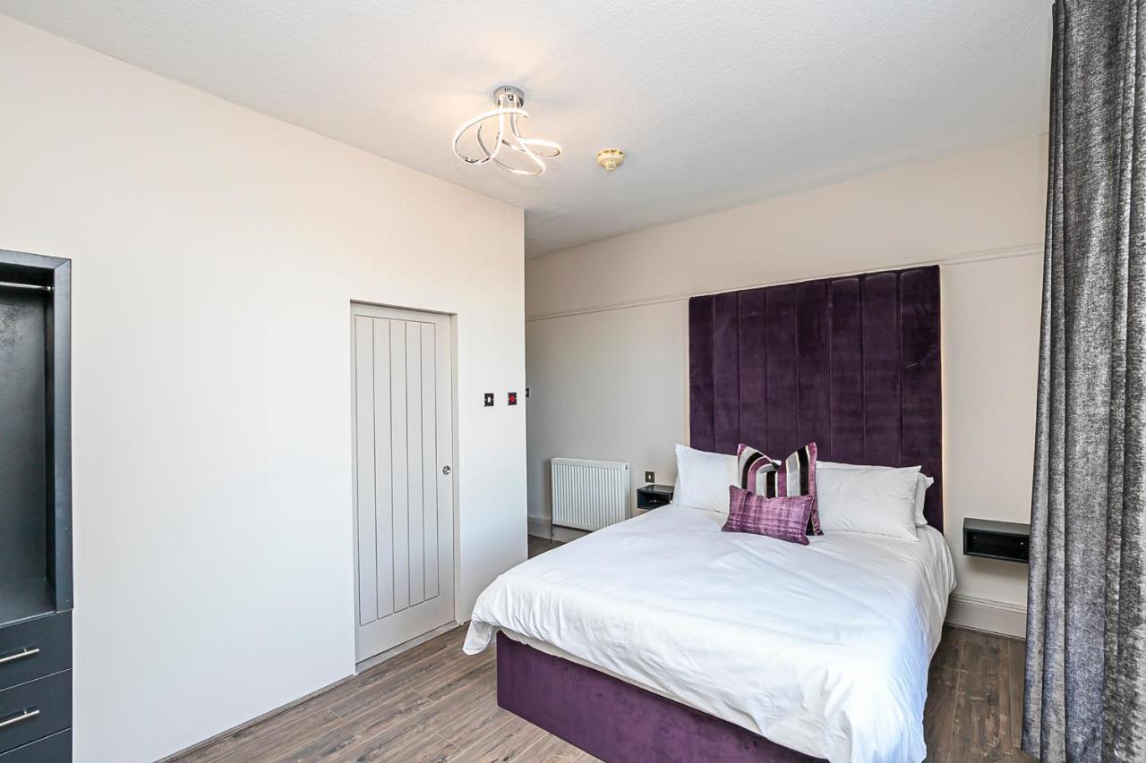 Pages Hotel And Guesthouse Harlow Exterior foto