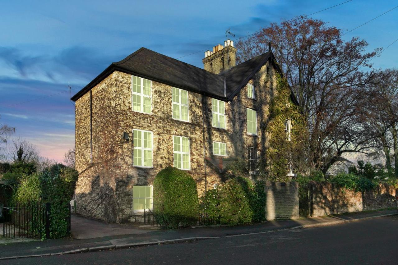 Pages Hotel And Guesthouse Harlow Exterior foto